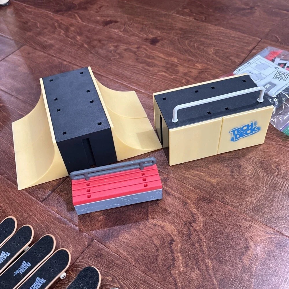 Lot of Spin Master SML 2022 Tech Deck - 17 Fingerboards Ramps Bench Shredline
